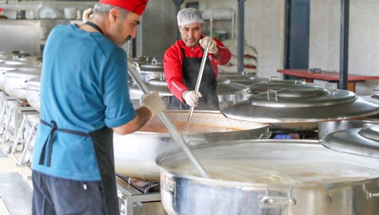 Türk Kızılay Diyarbakır’da her gün 3 bin kişiye sıcak yemek ulaştırıyor