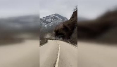 Üç ilçenin bağlantı yolu heyelan nedeniyle ulaşıma kapandı