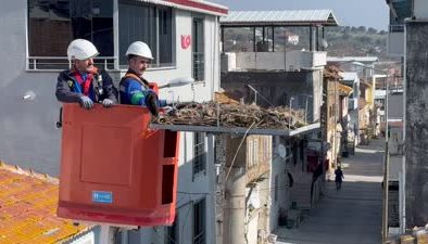 Uluabat Gölü çevresinde göç mevsimi başlayan leylekler için yuvalar hazırlandı