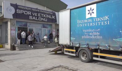 Üniversite öğrencileri 7 yıldır çocukları bayramlıklarla sevindiriyor