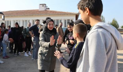 Üniversite öğrencileri projeleriyle kırsaldaki çocukların yüzünü güldürüyor