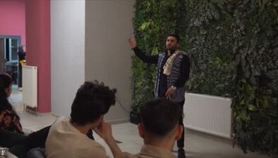 Ders ödeviyle başladığı meddahlıkta sanatını geliştiriyor
