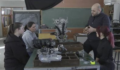 Üniversiteli kızlar otomobil tutkularını teknik eğitimle mesleğe dönüştürmek istiyor