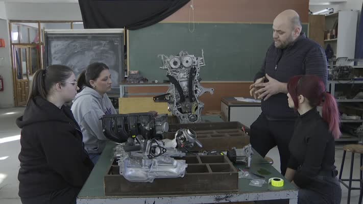 Üniversiteli kızlar otomobil tutkularını teknik eğitimle mesleğe dönüştürmek istiyor