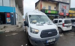 Minibüsün üzerine düşen buz kütlesi hasara yol açtı