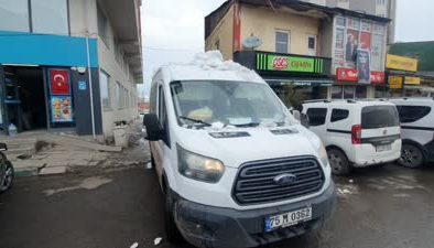 Minibüsün üzerine düşen buz kütlesi hasara yol açtı