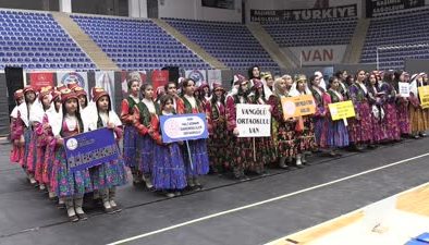 Van’da halk oyunları yarışması yapıldı