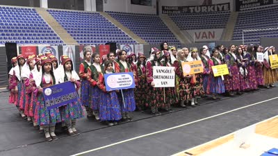Van’da halk oyunları yarışması yapıldı