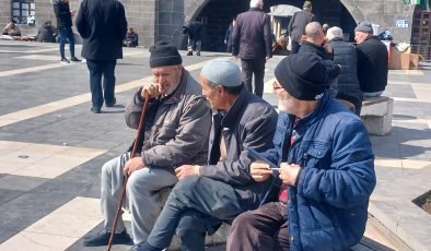 Yaşlıların Ortak Mekanı: Ulu Camii önü