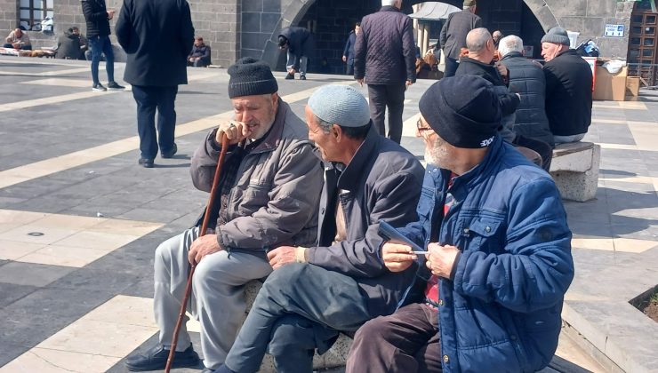 Yaşlıların Ortak Mekanı: Ulu Camii önü