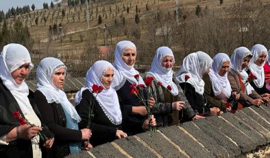 Barış Anneleri Dicle Nehri’ne acıların hafiflemesi için karanfil bıraktı