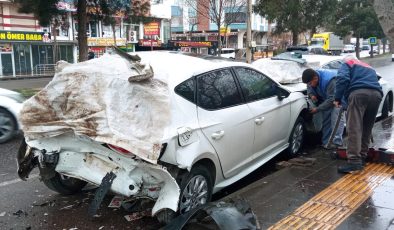 Kontrolden çıkan araç park halindeki araçlara çarptı