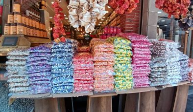 Diyarbakır’da bayram şekerleri tezgahları süslemeye başladı