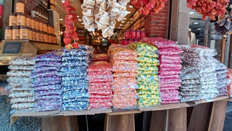 Diyarbakır’da bayram şekerleri tezgahları süslemeye başladı