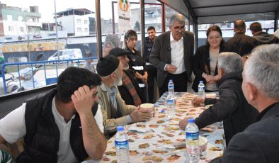 Bağlar Belediyesi Eş Başkanları, İftar Çadırını Ziyaret Edip Yurttaşlarla Orucunu Açtı