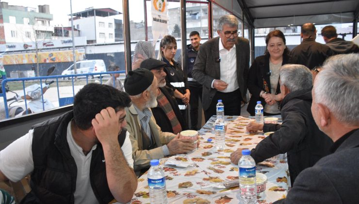 Bağlar Belediyesi Eş Başkanları, İftar Çadırını Ziyaret Edip Yurttaşlarla Orucunu Açtı