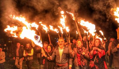 Peyas coşkulu Newroz kutlaması
