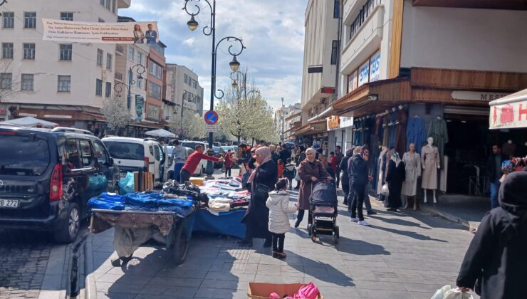 Bayram İşportacıları Tarihi Sur’da Tezgah Açtı