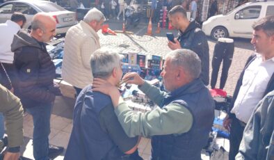 Diyarbakır’da İlginç Satış Yöntemi: İşportacı sokak ortasında traş yaptı