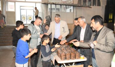 Kadir gecesinde Eşbaşkanlar tatlı dağıttı