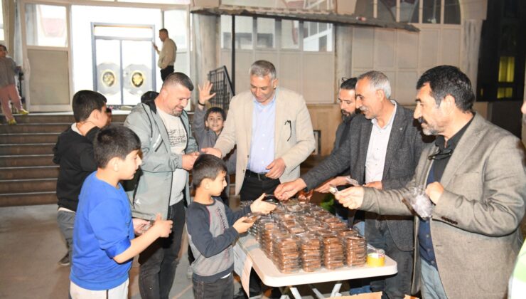 Kadir gecesinde Eşbaşkanlar tatlı dağıttı