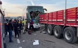 Yolcu otobüsünün tıra çarptığı kazada 14 kişi yaralandı