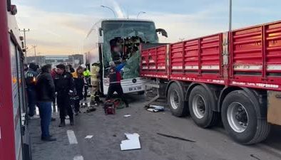 Yolcu otobüsünün tıra çarptığı kazada 14 kişi yaralandı