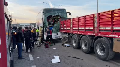 Yolcu otobüsünün tıra çarptığı kazada 14 kişi yaralandı