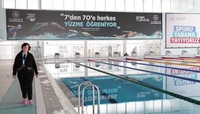 Yüzmede uluslararası başarı kazanan ev hanımı azmiyle örnek oluyor