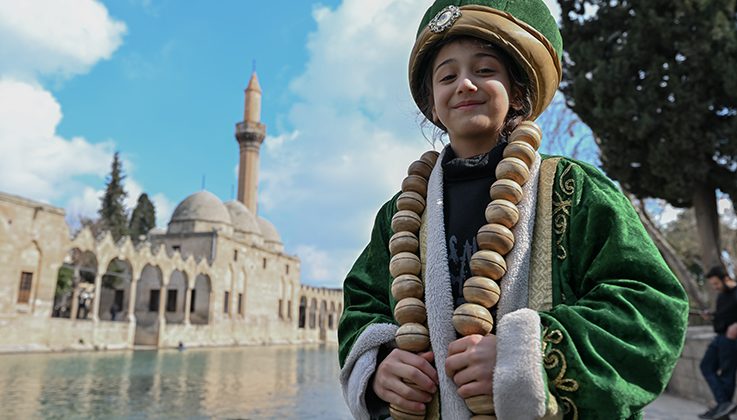 Tarihi Balıklıgöl ramazan ayında ziyaretçilerini ağırlamaya devam ediyor