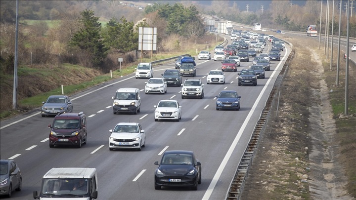 Yollarda bayram tatili hareketliliği yaşanıyor