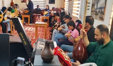 Bitlis Belediyesi’nin bağlama kursları devam ediyor
