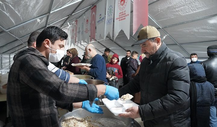 Deprem bölgesinde ramazan ayının ilk iftarı