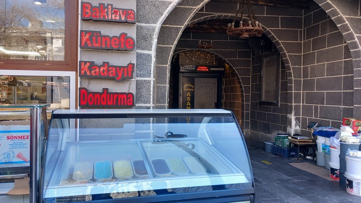 Havalar ısındı  dondurma tezgahlarda yerini aldı