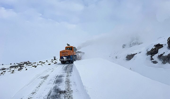 Elazığ  köy yollarında karla mücadele sürüyor