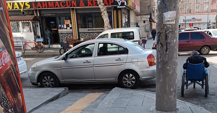 Engelli rampalarını işgal etme duyarsızlığı!