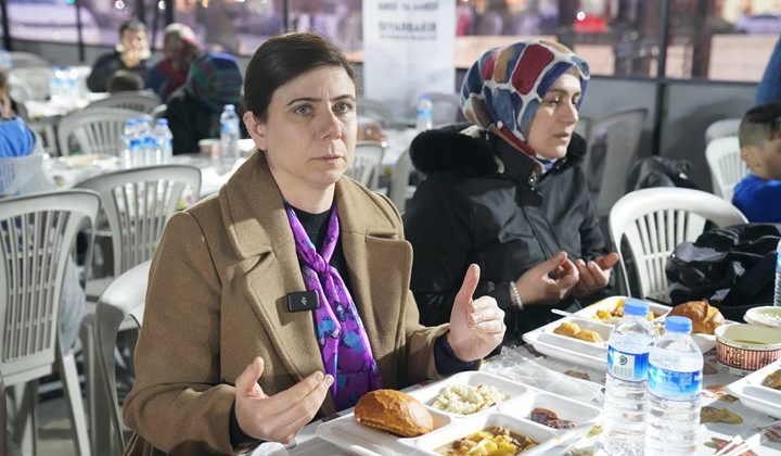 Eş Başkanlar halkla birlikte oruçlarını açtı