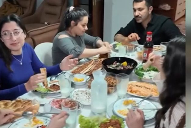 Ramazanda üniversite öğrencilerini sofralarına konuk ediyor