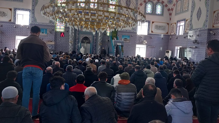 İlk Cuma’da Camiler Doldu Taştı