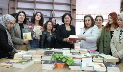 Kadın Eserleri Kütüphanesi’ne Kadınlardan kitap bağışı