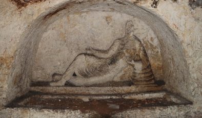 Şanlıurfa’da bir evin avlusunda bulunan kaya mezarı kayıt altına alındı