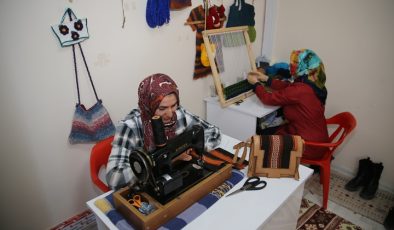 Geleneksel kilimler hünerli ellerde çanta ve cüzdana dönüştürülüyor