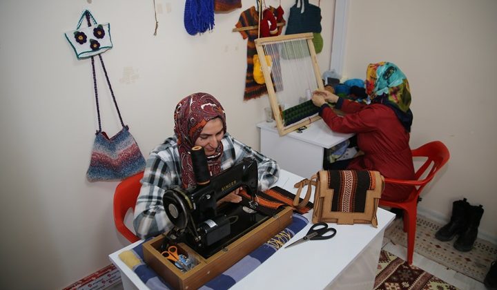 Geleneksel kilimler hünerli ellerde çanta ve cüzdana dönüştürülüyor