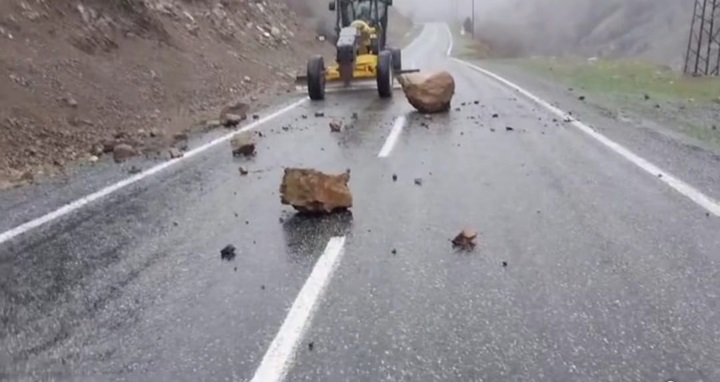 Kulp Muş yoluna  yamaçtan kayalar düştü