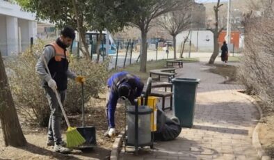 Mazıdağı Belediyesi, park ve bahçelerde düzenleme çalışmalarına devam ediyor