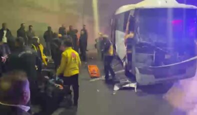 Midibüs ile tırın çarpıştığı kazada 3 kişi yaralandı