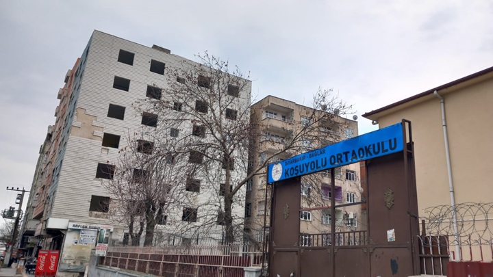 Okul Bitişiğindeki Ağır hasarlı Yapılar Tehlike Oluşturuyor