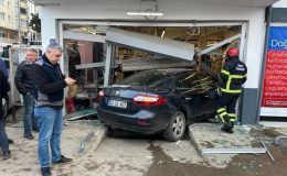 Otomobilin markete girdiği kazada 3 kişi yaralandı
