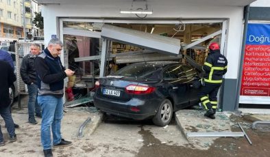 Otomobilin markete girdiği kazada 3 kişi yaralandı