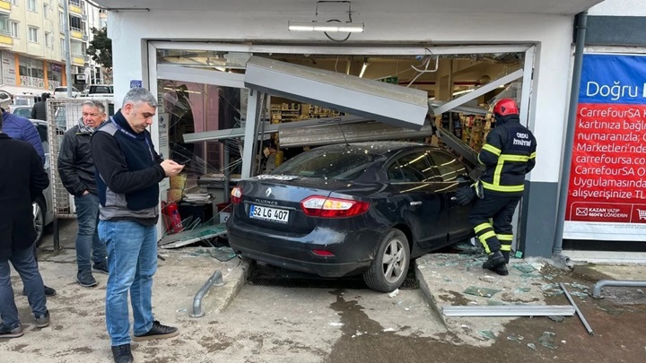 Otomobilin markete girdiği kazada 3 kişi yaralandı